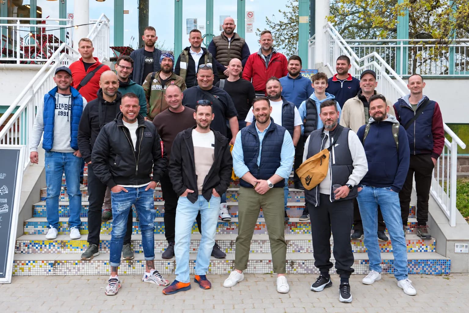 Egy csoport közös fotója egy lépcsőn